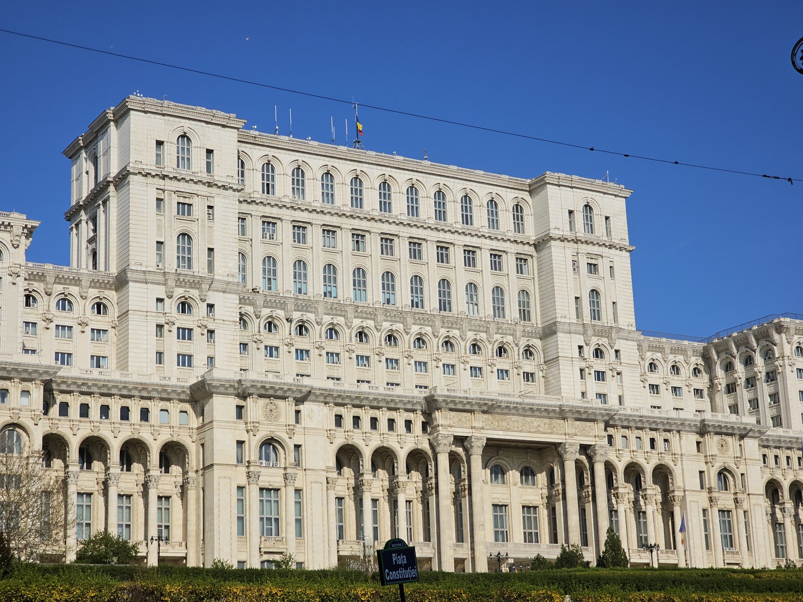 AUR a lansat un atac la Curtea Constituțională împotriva a patru proiecte de lege din cel de-al doilea set pentru care Guvernul și-a asumat responsabilitatea în cadrul Parlamentului.