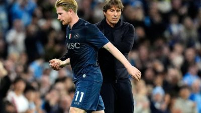 Antonio Conte își arată remușcarea, după ce a înlocuit pe De Bruyne în minutul 26, în meciul dintre Manchester City și Napoli.
