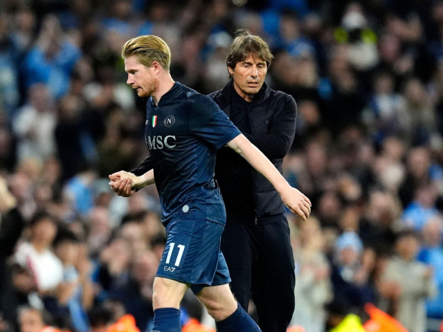Antonio Conte își arată remușcarea, după ce a înlocuit pe De Bruyne în minutul 26, în meciul dintre Manchester City și Napoli.