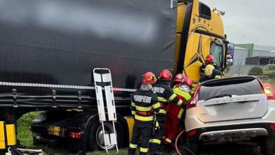 Coliziune Violentă în Suceava: O Victimă Fatală și Trei Persoane Rănite după Impactul cu un Camion Marfă.

Sau, într-o altă variantă:
 Incident Rutier Grav în Suceava: Femeie Decedată și Trei Tinere Înjurate în urma Coliziunii cu un Autotren.