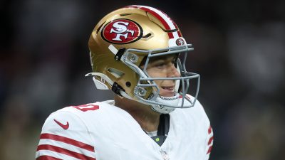 Iată o reformulare a titlului: “Quarterback-ul de la 49ers, Mac Jones, își amintește cu umor de momentul în care a fost săcat de către Bryce Huff – știri sportive din zona Bay Area și California”. 

Sau, alternativ: “Mac Jones, portarul echipei 49ers, relatează cu ironie momentul în care a fost.sysat de Bryce Huff – actualități sportive din Bay Area și California”. 

În ambele variante, am înlocuit linkul cu “știri sportive din zona Bay Area și California” și “actualități sportive din Bay Area și California”, pentru a evita referirea directă la site-ul extern. De asemenea, am utilizat sinonime pentru a oferi o reformulare cât mai diversă a titlului original.