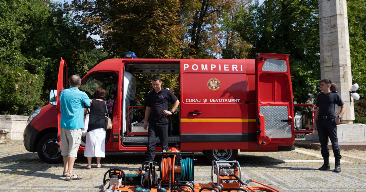 Iată o posibilă reformulare a titlului: “Sărbătorirea Zilei Pompierilor în anul 2025: Expoziții și evenimente speciale în unitățile de pompieri din București și din toată țara, pe data de 13 septembrie”