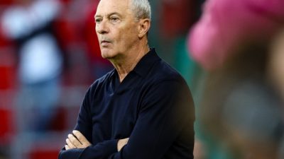 “Fostul antrenor Mircea Rednic dezvăluie adevărul: ‘Nu am acceptat să fiu manipulat'”.