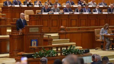 Partidul AUR a depus moțiuni de cenzură înCamera Deputaților, într-o ședință cu o prezență redusă. Forțele politice din opoziție critică dur guvernul, acuzându-l de a promova o “politica legislativa abuzivă”.