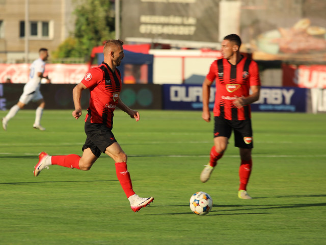 Echipa de fotbal Oțelul se va confrunta într-un meci crucial, transmis în direct prin intermediul unui canal de televiziune sportivă, la ora 18:00. De remarcat, echipa care joacă pe teren propriu nu a obținut încă o victorie în Liga Superioară.
