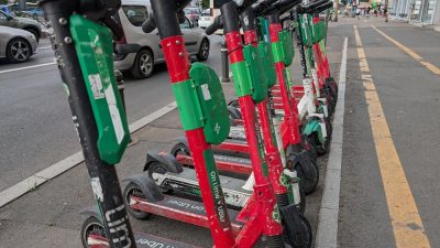 Un grup de 11 suspecți, inclusiv o femeie urmărită la nivel național, acuzat de furtul a 49 de acumulatori de trotinete electrice și vânzarea lor pe o platformă onlineea noastră”