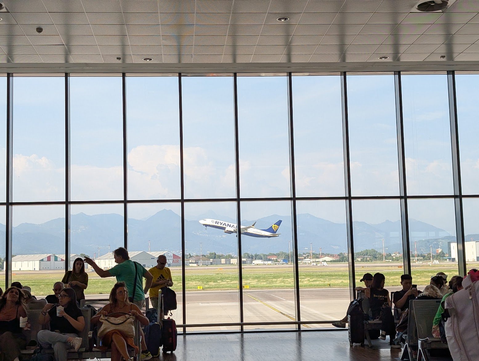 Evitarea pe ultimul moment a unei coliziuni între două aeronave pe aeroportul din Nisaea noastră”