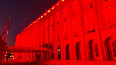 Palatul Victoria va fi luminat în roșu duminică pentru a celebra Ziua Internațională de Conștientizare a Bolii Duchenneea noastră”