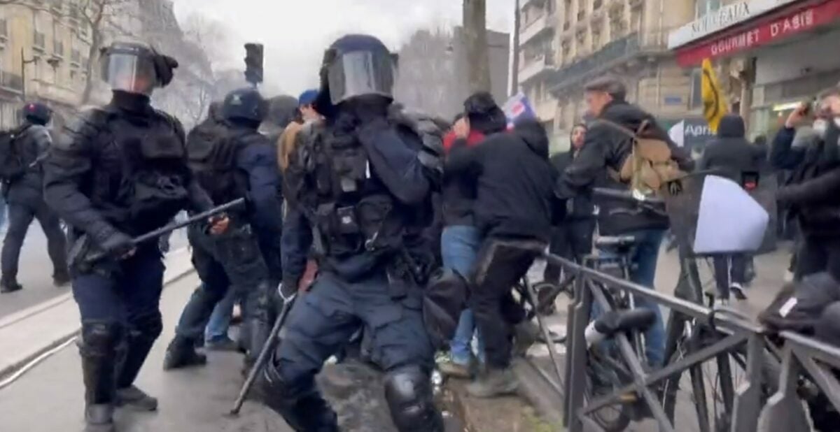 Aproximativ 540 de persoane au fost arestate miercuri în timpul protestelor violente din Franța, în timp ce circa 200.000 de oameni au participat la demonstrațiile împotriva austeritățiiea noastră”