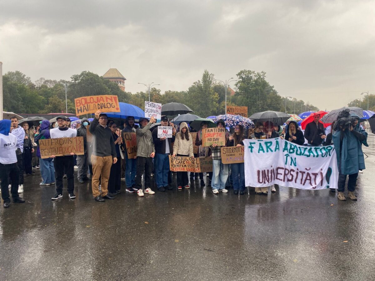Demonstratie a tinerilor în PiațaVictoriei sub ploaie, împotriva politicilor Guvernului (imagini și clipuri video)ea noastră”