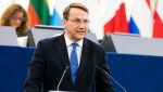 Ministrul de Externe al Poloniei avertizează că avionul lui Putin s-ar putea fi nevoit să aterizeze în baza unui mandat internațional de arestare dacă traversează spațiul aerian polonezea noastră”