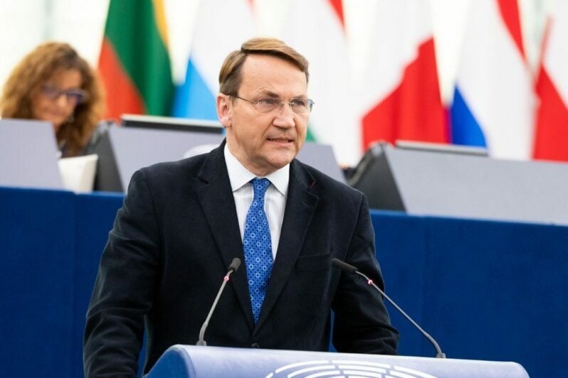 Sikorski răspunde lui Orban, după ce acesta afirmase că atacurile drone rusești în Polonia confirmă poziția pro-pace a Ungariei: “Nu, Viktor. Arată că trebuie să iei atitudine clară și să condamni agresiunea Rusiei”ea noastră”
