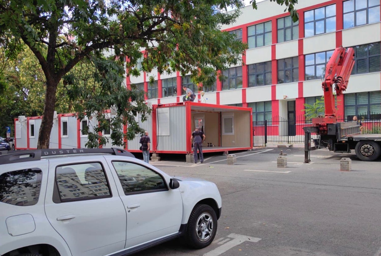 Directorii celei mai mari școli din București demisionează colectiv, în timp ce peste 230 de părinți se pregătesc să acționeze în instanță pentru a reclama dezordinea înainte de startul anului școlarea noastră”