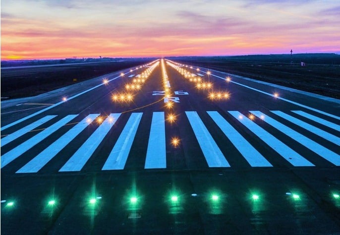 UAV în proximitatea Aeroportului Otopeni / Mai multe aeronave au aterizat pe pista de rezervăea noastră”
