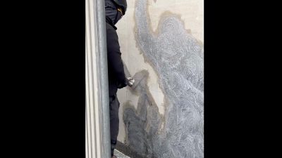 Operă murală a lui Banksy eliminată de pe fațada Curții Regale de Justițieea noastră”