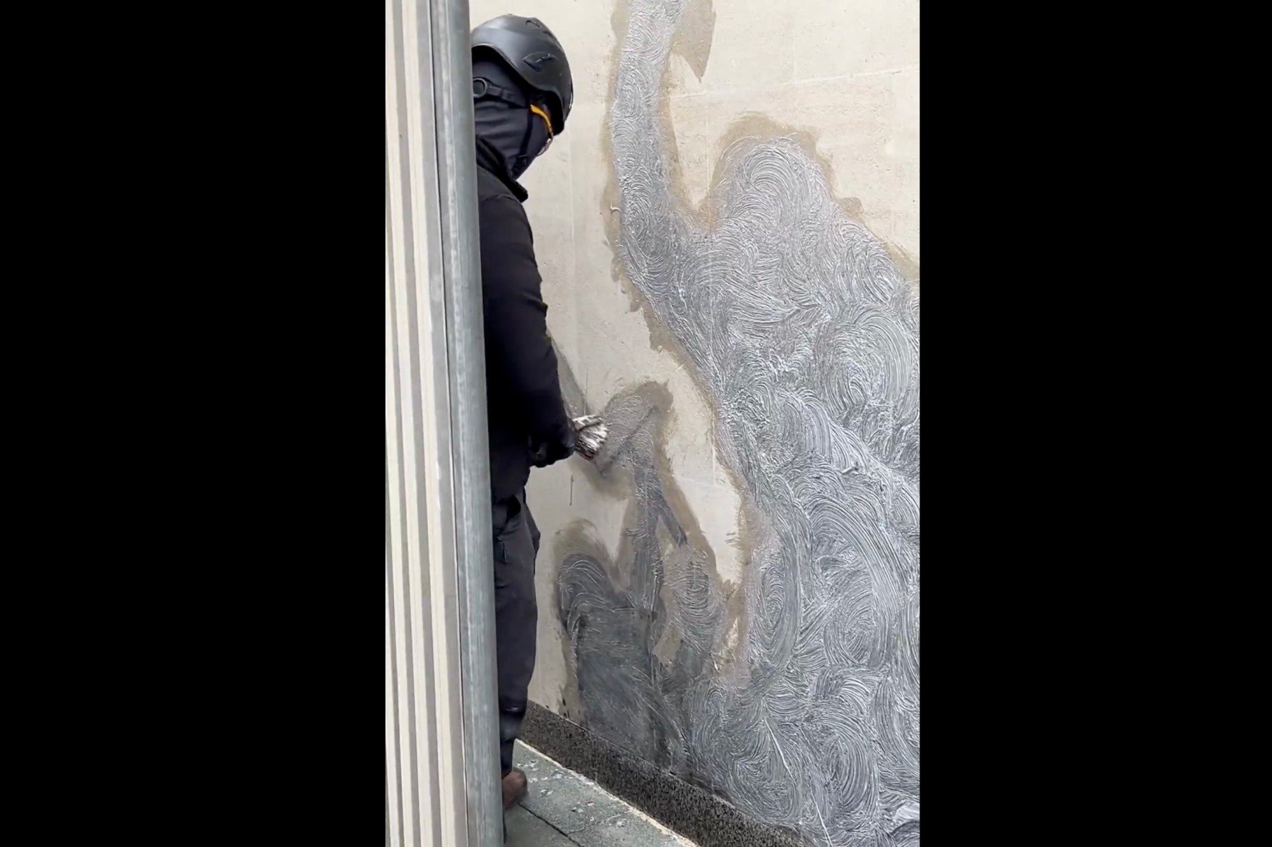 Operă murală a lui Banksy eliminată de pe fațada Curții Regale de Justițieea noastră”