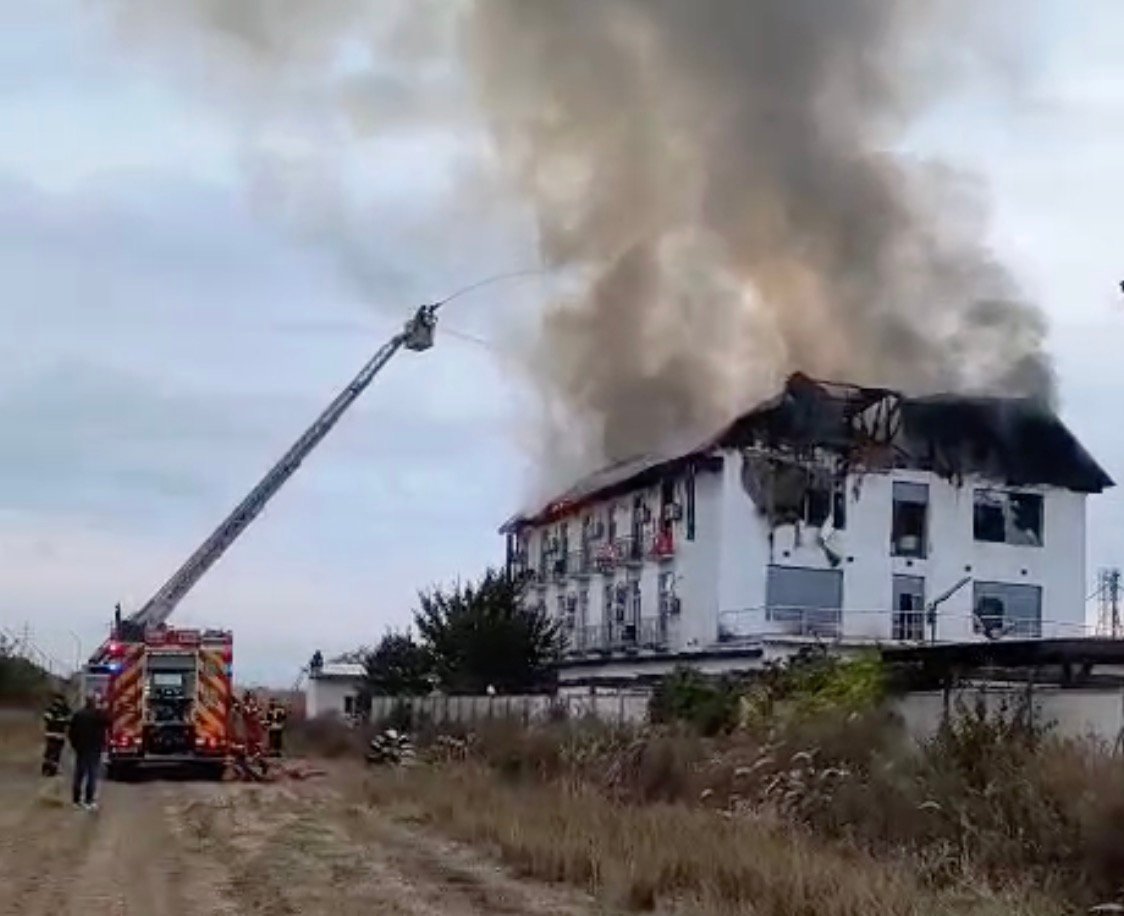 Doi muncitori nepalezi au fost descoperiți decedați în urma unui incendiu puternic la un hotel din comuna Bărcănești, județul Prahovaea noastră”