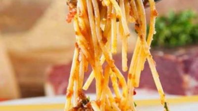 Pastele de vineri seara: o „pasta de gunoi” sau o rețetă rapidă de spaghetti cu sos în stil anti risipă — roșii, măsline, fructe oleaginoase și ierburi aromaticeea noastră”