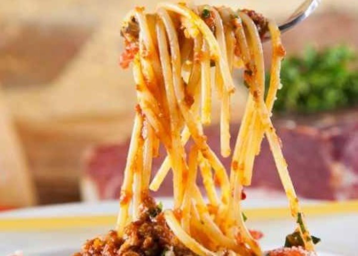 Pastele de vineri seara: o „pasta de gunoi” sau o rețetă rapidă de spaghetti cu sos în stil anti risipă — roșii, măsline, fructe oleaginoase și ierburi aromaticeea noastră”
