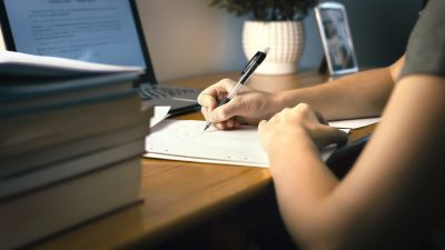 Zelenski promite creșteri salariale pentru profesori și burse pentru elevi în 2026, în ciuda cheltuielilor generate de conflictul cu Rusiaea noastră”