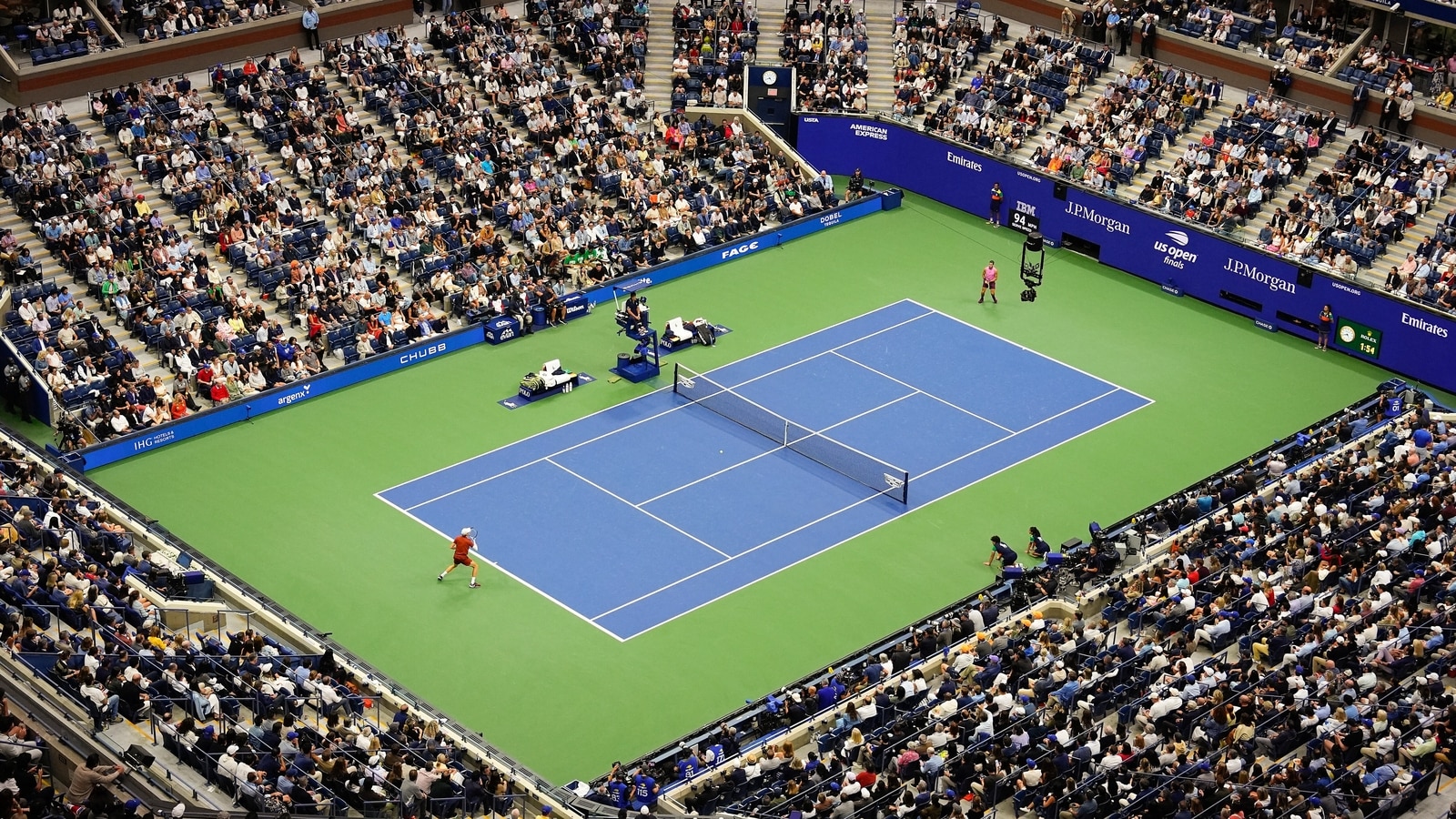 Titlul reformulat ar putea fi: “Finala US Open: Cate seturi trebuie sa castige astazi Carlos Alcaraz si Jannik Sinner?” 

Sau o alta varianta: “US Open: Numarul de seturi necesare pentru victoria lui Carlos Alcaraz si Jannik Sinner in meciul de astazi” 

Sau o a treia varianta: “Meciul final al turneului de tenis US Open: Care sunt sansele lui Carlos Alcaraz si Jannik Sinner de a castiga in functie de numarul de seturi?”