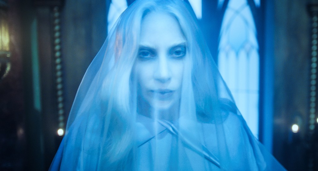 Iată o reformulare a titlului: “Expllicații despre personajul Lady Gaga din sezonul 2 al serialului ‘Miercuri’ oferite de creatori”