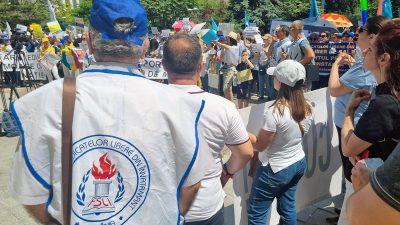 Profesorii din Cluj manifestă în fața Inspectoratului Școlar Județean pentru a protesta împotriva majorării normei de predareea noastră”
