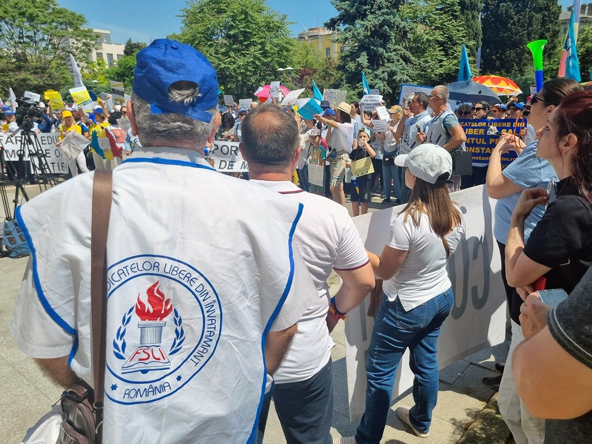 Profesorii din Cluj manifestă în fața Inspectoratului Școlar Județean pentru a protesta împotriva majorării normei de predareea noastră”