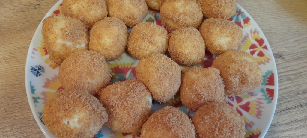 Papanashi rapid la tigaie: ideal pentru mic dejun sau desert, acompaniat de miere, dulceață, smântână, fructe proaspete sau sos de fructeea noastră”