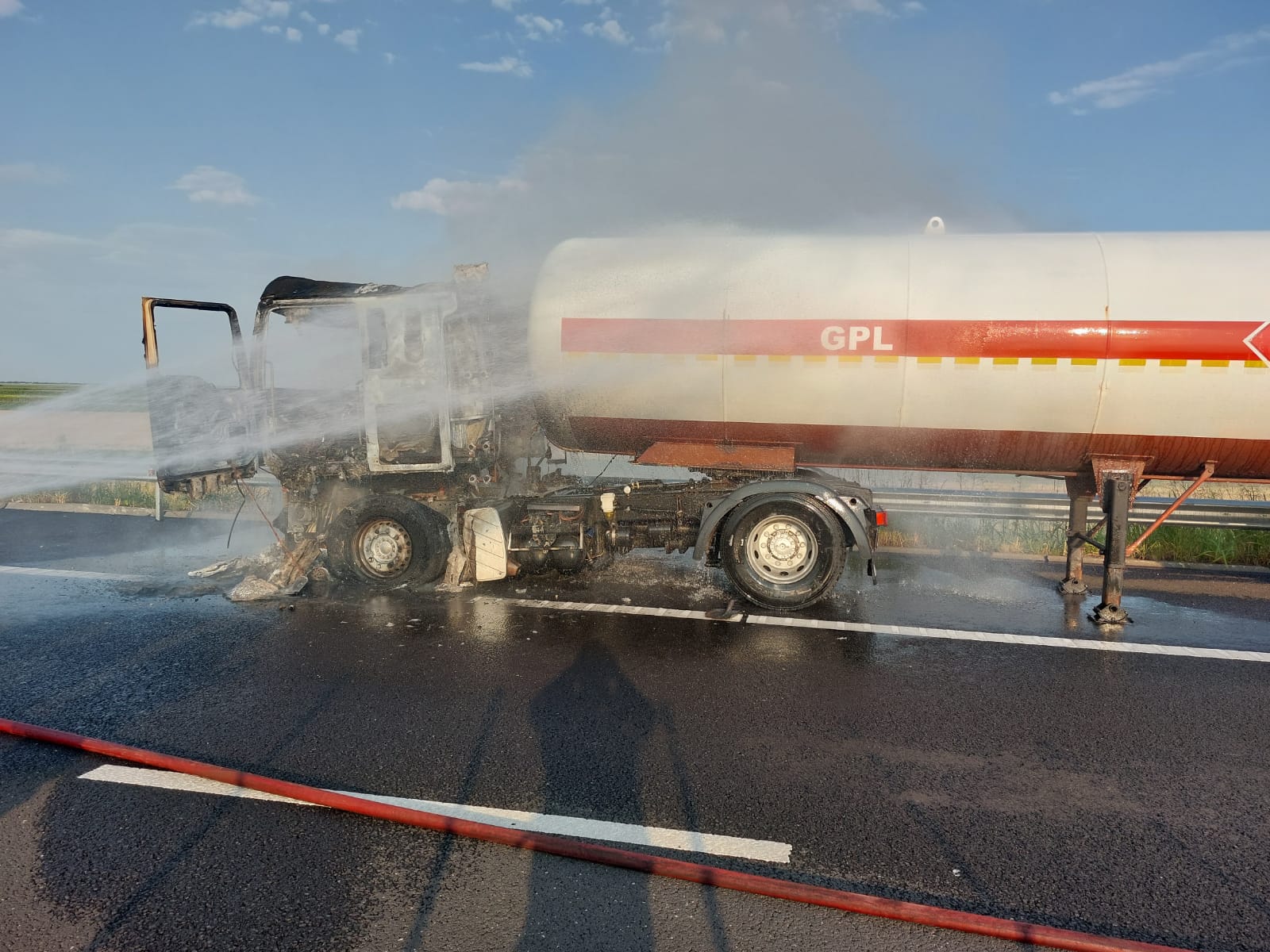 Cisternă cu acid sulfuric răsturnată pe DN 1 în județul Brașov, traficul fiind deviat pe rute alternativeea noastră”