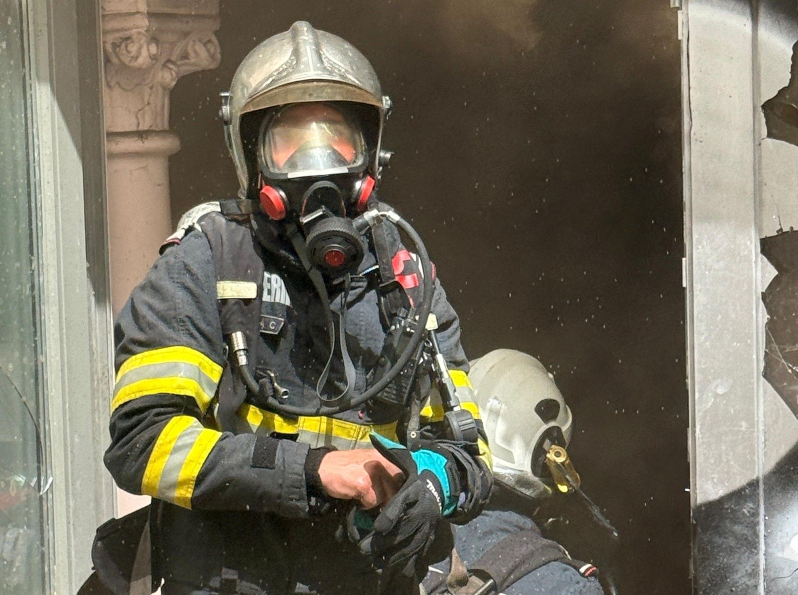 Incendiu intens în mansarda unui imobil din Constanța; un bărbat adus inconștient la spitalea noastră”