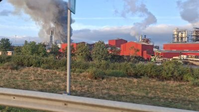 Agenția Națională pentru Mediu și Arii Protejate urmărește în continuare activitatea platformei de prelucrare a lemnului Kronospan din Sebeș, unde au avut loc două explozii și un incendiu puternic, patru persoane fiind rănite / Evaluări și la 24 de ore de la evenimentea noastră”