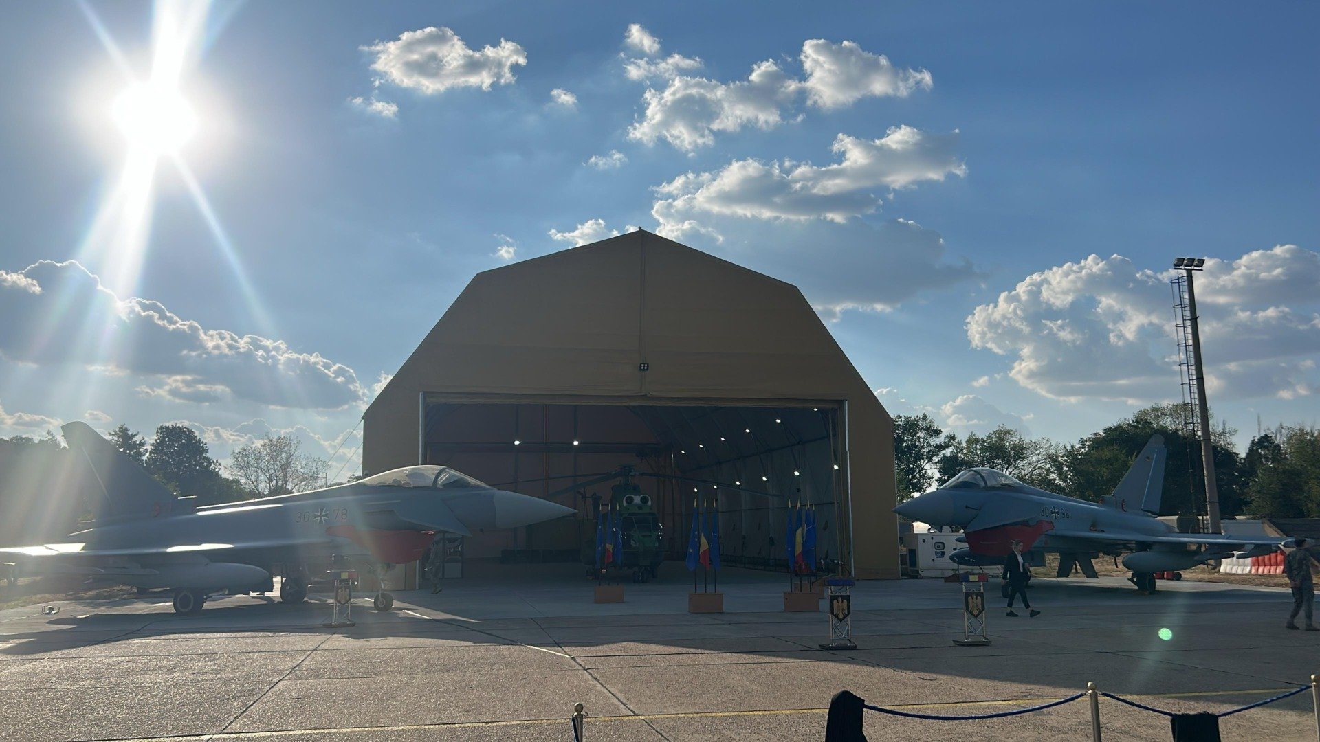 Conducerea Parlamentului se întrunește pentru a discuta înființarea Comandamentului Nodului Logistic, după ce șeful statului a aprobat poziționarea în România a unor avioane de realimentare în zbor, a unui contingent american și a unor aeronave de supraveghere la Baza 57 Mihail Kogălniceanuea noastră”