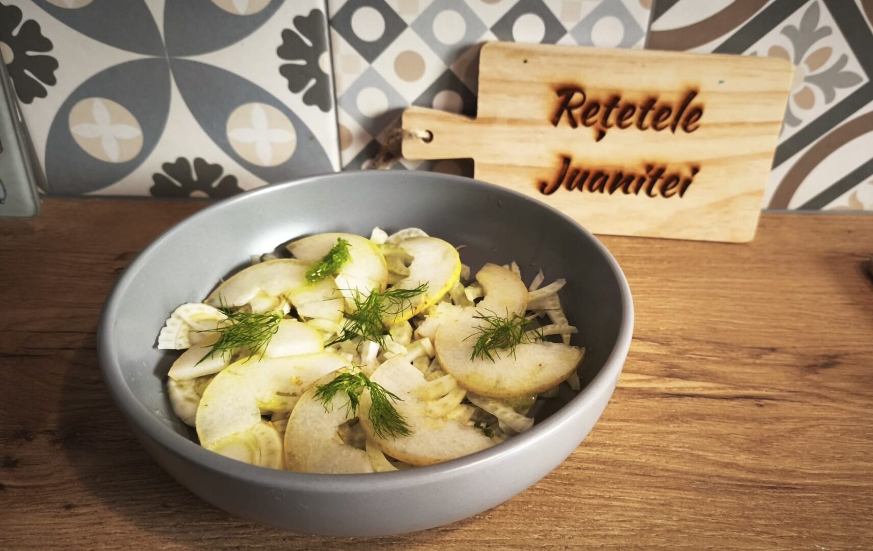 Rețetele Juanitei: Salată mediteraneană de pere și fenicul – o opțiune simplă pentru cină, aperitiv elegant sau garnitură specială, cu opțiunea de a o prepara vegetarian sau cu puiea noastră”