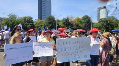 Imagini din noul protest al sindicatelor din educație în Piața Victoriei, cu scandări de “Demisia” și apeluri la sprijinea noastră”