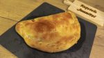 Imagine | Calzone tradițional, fratele mai mic al pizzei/ Rețeta și istoria acestui preparat deliciosea noastră”