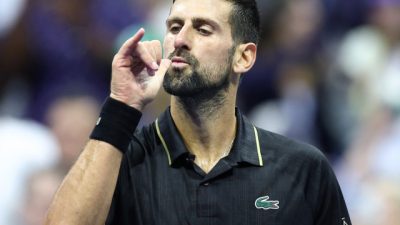 Titlu refăcut: “Novak Djokovic surprinde prin mișcări neașteptate de dans pe terenul turneului de tenis din New York.”