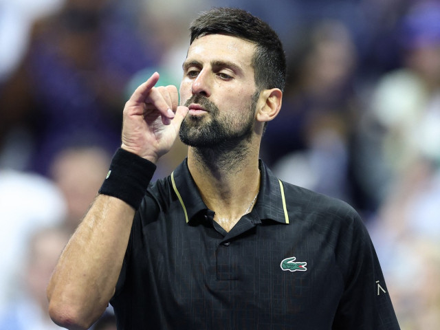 Titlu refăcut: “Novak Djokovic surprinde prin mișcări neașteptate de dans pe terenul turneului de tenis din New York.”