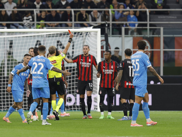 Iată o reformulare a titlului: ” Clip video | AC Milan învinge Napoli cu 2-1. Echipa milaneză triumfă împotriva campioanei en titre a Italiei, în meciul derby al etapei a cincea”.