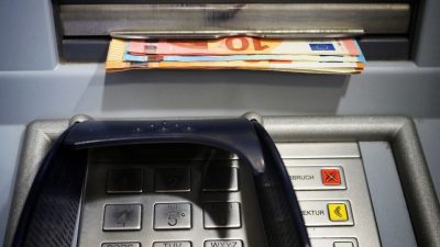 Achiziționarea unei instituții financiare din țara noastră este pe punctul de a se încheia: pașii necesari pentru ca deținătorii de conturi să își poată recupera fondurile.

Sau:
Finalizarea preluării unei bănci locale este iminentă: măsurile pe care trebuie să le ia posesorii de conturi pentru a avea acces la banii proprii.

Sau:
Procesul de preluare a unei bănci din România este în faza finală: ce ar trebui să facă clienții pentru a-și putea accesa conturile bancare.

Sau:
Acordul de achiziție a unei bănci din țară este aproape de finalizare: instrucțiunile pentru deținătorii de conturi care doresc să își extragă banii.