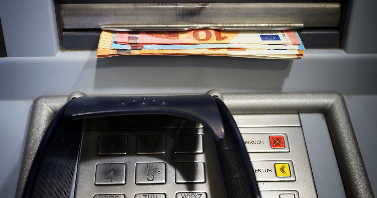 Achiziționarea unei instituții financiare din țara noastră este pe punctul de a se încheia: pașii necesari pentru ca deținătorii de conturi să își poată recupera fondurile.

Sau:
Finalizarea preluării unei bănci locale este iminentă: măsurile pe care trebuie să le ia posesorii de conturi pentru a avea acces la banii proprii.

Sau:
Procesul de preluare a unei bănci din România este în faza finală: ce ar trebui să facă clienții pentru a-și putea accesa conturile bancare.

Sau:
Acordul de achiziție a unei bănci din țară este aproape de finalizare: instrucțiunile pentru deținătorii de conturi care doresc să își extragă banii.