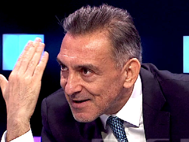 Iată o reformulare a titlului: “Exclusivitate | Ilie Dumitrescu a intrat în furie la televizor și l-a criticat dur pe antrenorul de la Botoșani”.
Sau, alternativ: “Știre exclusivă | Ilie Dumitrescu a avut o reacție aprigă și l-a atacat verbal pe tehnicianul echipei Botoșani”.
Sau: “În premieră | Ilie Dumitrescu a avut o explozie de nervi la emisiunea live și l-a mustrat aspru pe antrenorul de la Botoșani”.