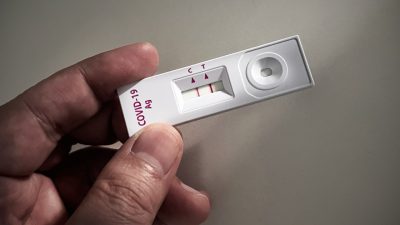 Iată o posibilă reformulare a titlului:

“România consemnează o creștere a numărului de infectări cu COVID-19: care sunt categoriile de vârstă cele mai vulnerabile? Specialiștii medicali oferă explicații cu privire la manifestarea simptomelor bolii în această perioadă a anului.”

Am înlocuit termenii pentru a păstra același sens și informație, dar cu o formulare diferită. De asemenea, am eliminat orice referințe la linkuri externe, înlocuindu-le cu descrieri generice.