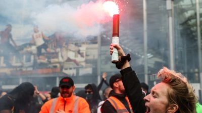 “Încălcarea ordinii publice.setEnabled! Proteste masive izbucnesc în Franța, unde aproximativ 300 de indivizi au fost reținuți. Forțele de menținere a ordinei publice au recurs la utilizarea gazelor iritante pentru controlarea mulțimii.”