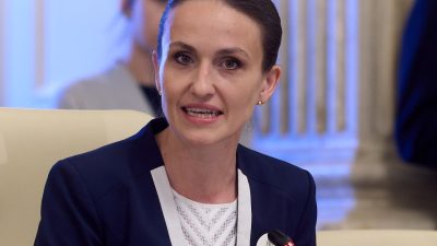 Oana Țoiu a replicat după ce Rusia a criticat autoritățile din România, afirmând că “nu este necesar ca noi să confirmăm apartenența dronei rusești”.

Sau, o altă variantă:

Oana Țoiu a răspuns ironiei Rusiei la adresa autorităților române, subliniind că “nu avem nevoie să le spunem rușilor că dispozitivul lor aparține lor”.

Încă o variantă:

După ce Rusia a făcut o remarcă sarcastică la adresa autorităților din România, Oana Țoiu a afirmat că “nu este necesar să le confirmăm rușilor apartenența obiectului lor”.