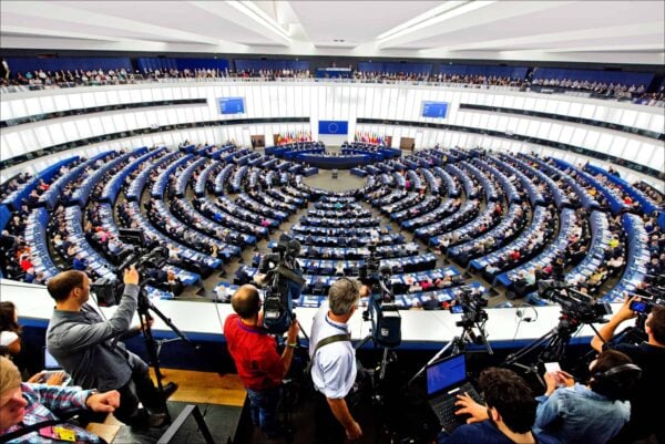 Stânga europeană adună semnături pentru o nouă moțiune de cenzură împotriva executivului UEea noastră”