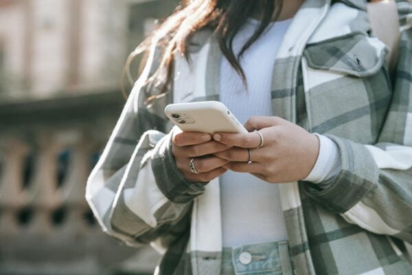 Studiu indică faptul că germanii sunt atât de legați de telefoanele lor, încât nu le pun deoparte nici în timpul vizitelor la toaletăea noastră”