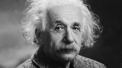 Vioara secretă a lui Einstein, pe care o ascundea în timp ce evada de naziști, va fi scoasă la licitație pentru 300.000 de lire sterline / Celebrul fizician a menționat că, dacă nu ar fi ales fizica, și-ar fi dedicat viața muziciiea noastră”