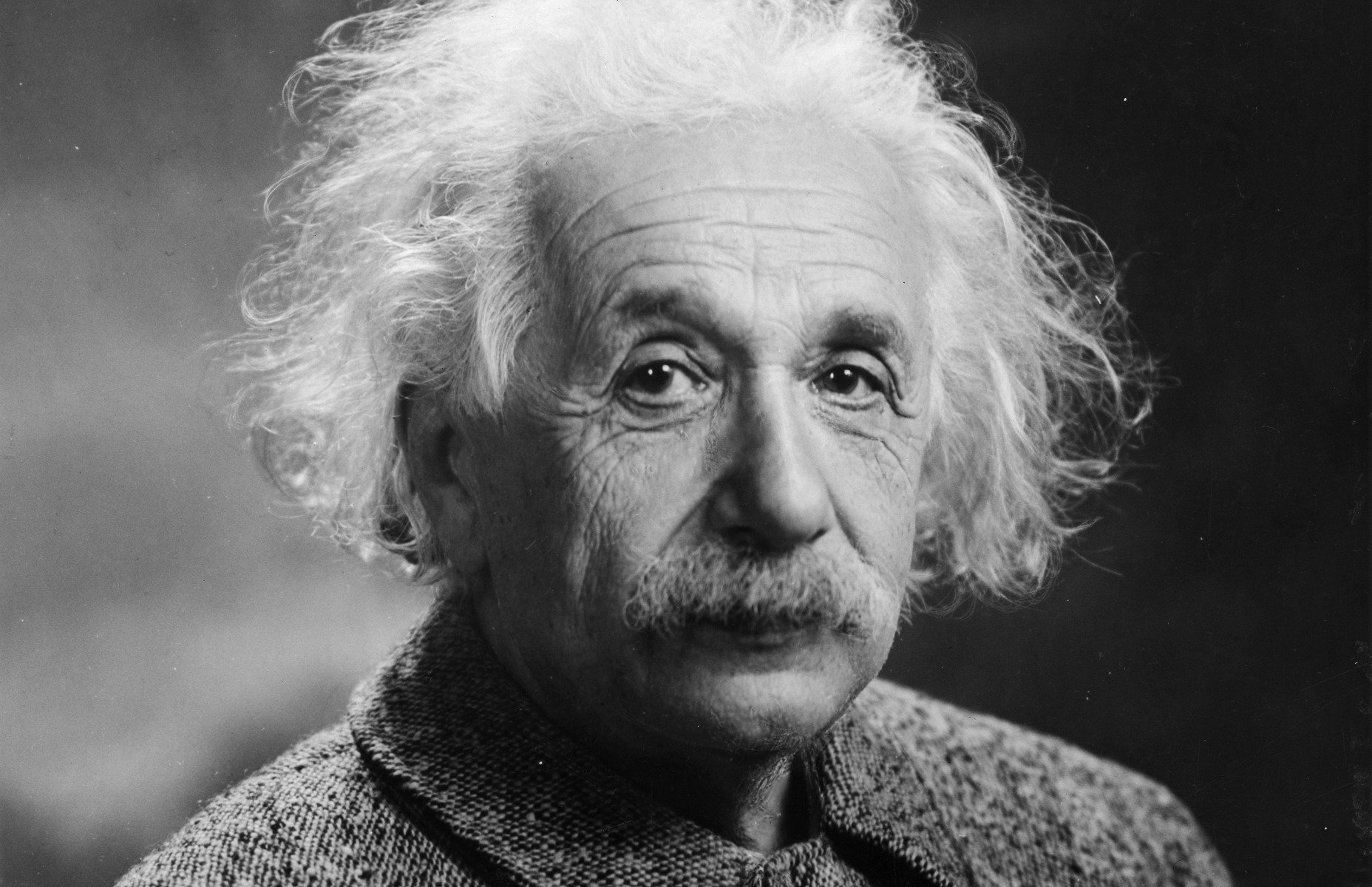 Vioara secretă a lui Einstein, pe care o ascundea în timp ce evada de naziști, va fi scoasă la licitație pentru 300.000 de lire sterline / Celebrul fizician a menționat că, dacă nu ar fi ales fizica, și-ar fi dedicat viața muziciiea noastră”