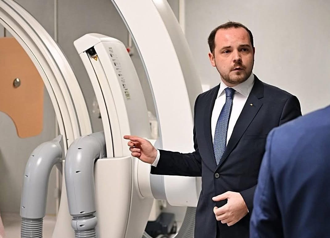 Federația Națională a Patronatelor Medicilor de Familie evidențiază că medicii de familie acoperă peste 80% din totalul cazurilor gestionate în cabinetele din ambulatoriul spitalelor, după anunțul lui Alexandru Rogobete privind înființarea unor astfel de cabineteea noastră”